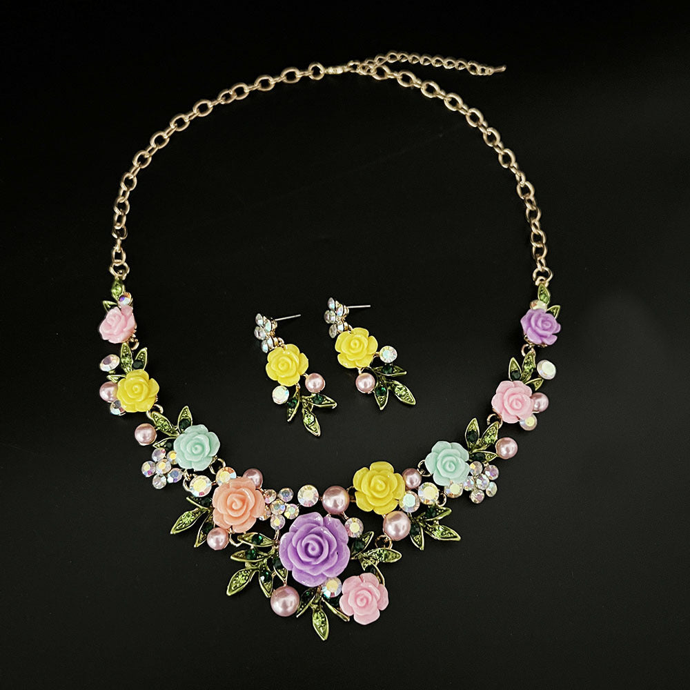 Emaljblomma med diamanter â Exklusiv pĂ€rlcollierset med kedja och örhĂ€ngen