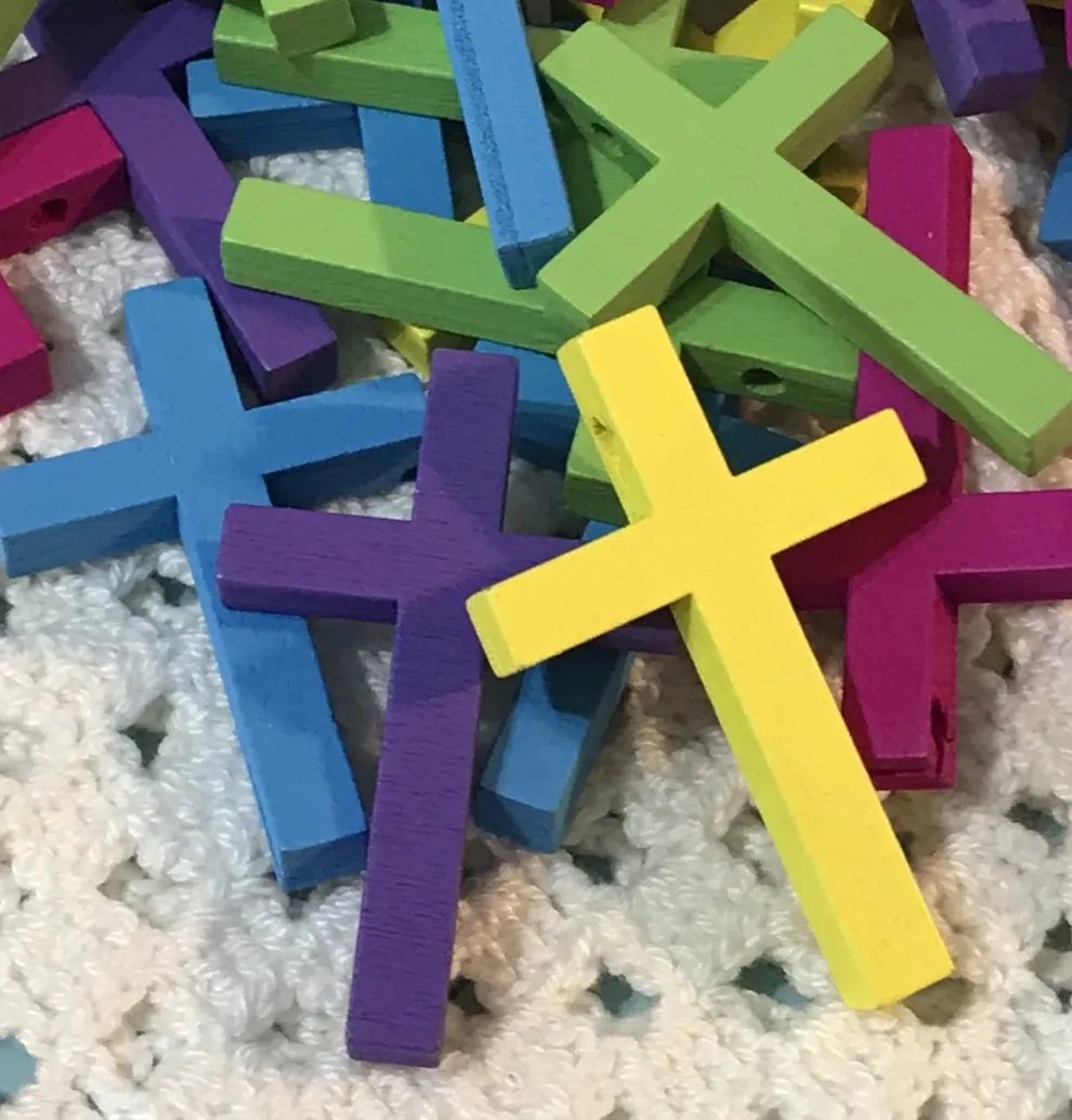 Rukouspeitto, jossa on risti sisällä