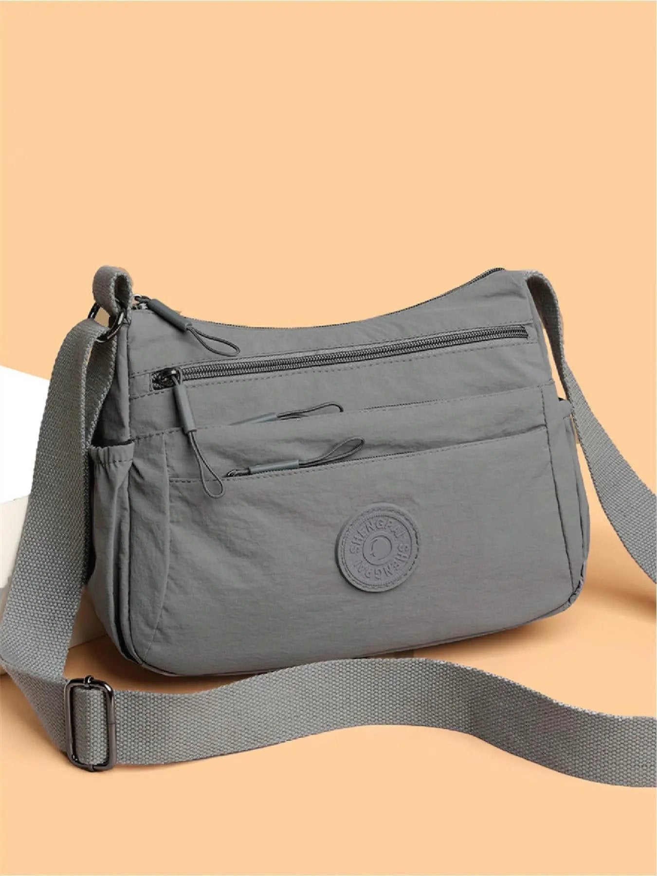 Hold orden på farten: Letvægts crossbody-taske med 5 smarte lynlåslommer ✨👜