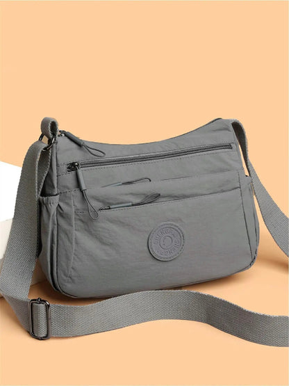 Hold orden på farten: Letvægts crossbody-taske med 5 smarte lynlåslommer ✨👜
