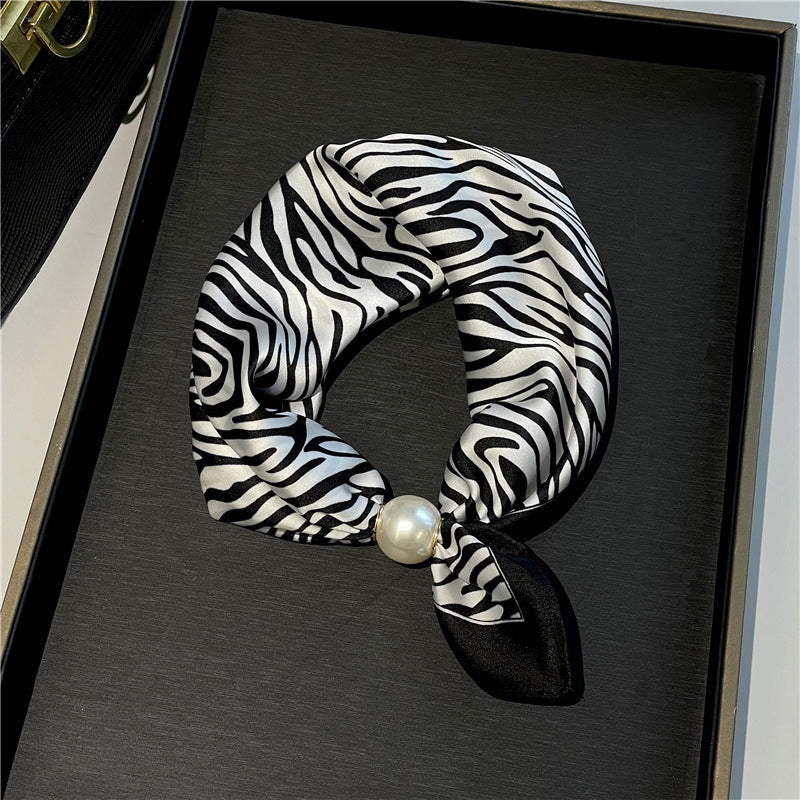 🤍 Magnetic scarf with a pearl – look elegant in seconds