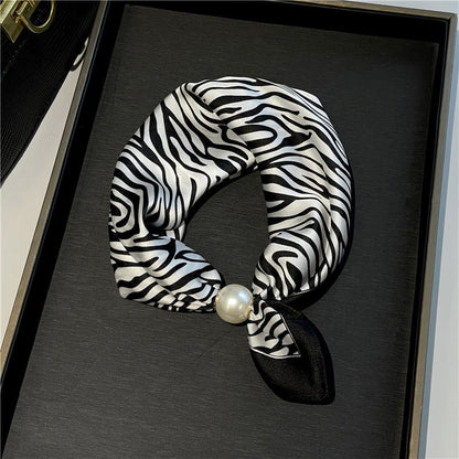 🤍 Magnetic scarf with a pearl – look elegant in seconds