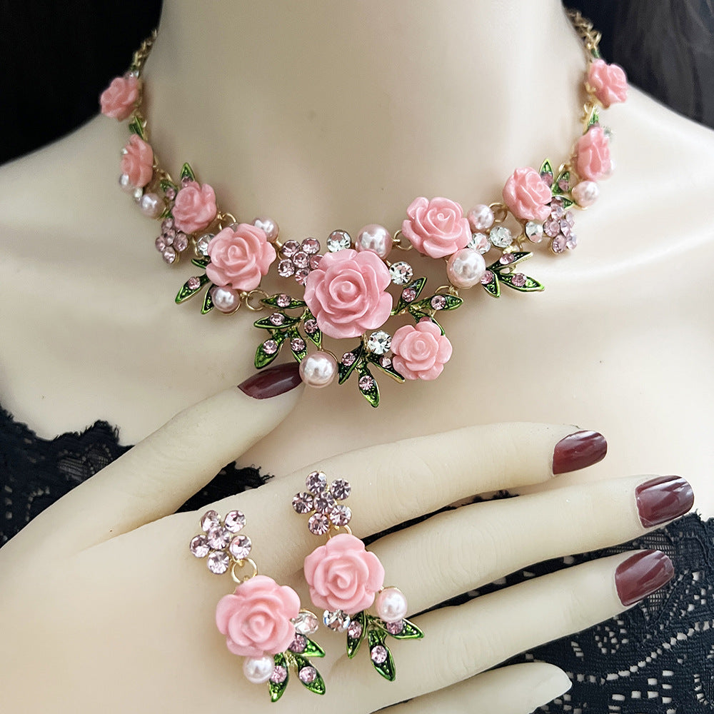 Emaljblomma med diamanter – Exklusiv pärlcollierset med kedja och örhängen