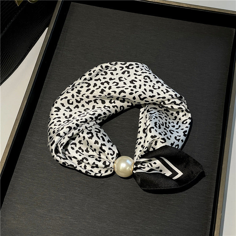 🤍 Magnetic scarf with a pearl – look elegant in seconds