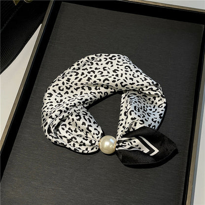 🤍 Magnetic scarf with a pearl – look elegant in seconds
