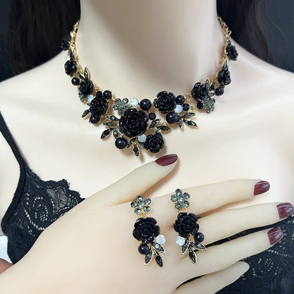 Emaljblomma med diamanter – Exklusiv pärlcollierset med kedja och örhängen