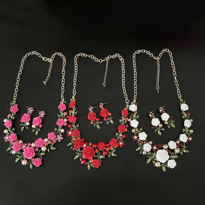 Emaljblomma med diamanter – Exklusiv pärlcollierset med kedja och örhängen