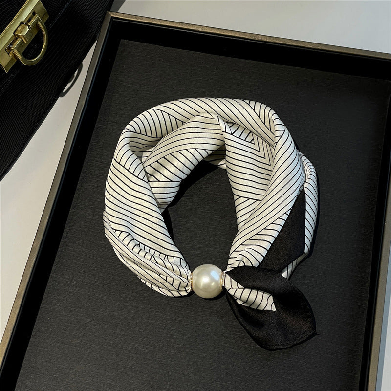 🤍 Magnetic scarf with a pearl – look elegant in seconds