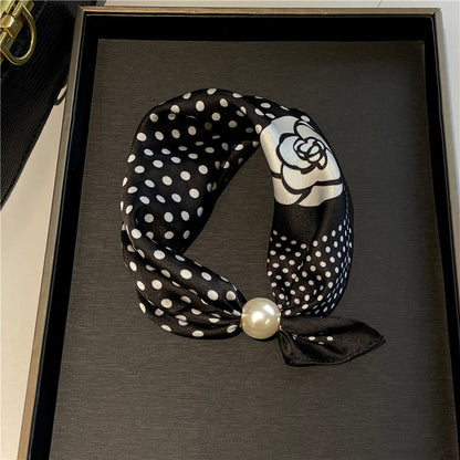 🤍 Magnetic scarf with a pearl – look elegant in seconds