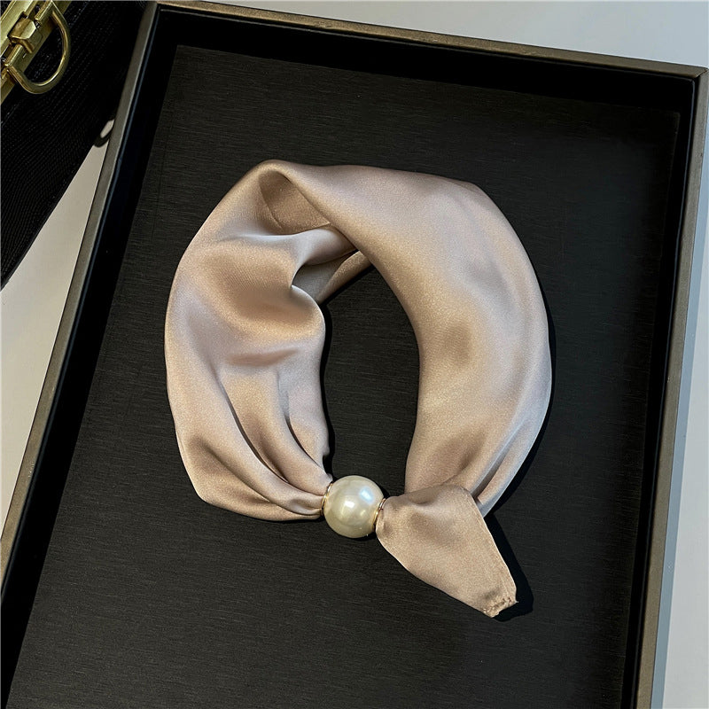 🤍 Magnetic scarf with a pearl – look elegant in seconds