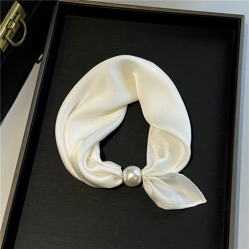 🤍 Magnetic scarf with a pearl – look elegant in seconds