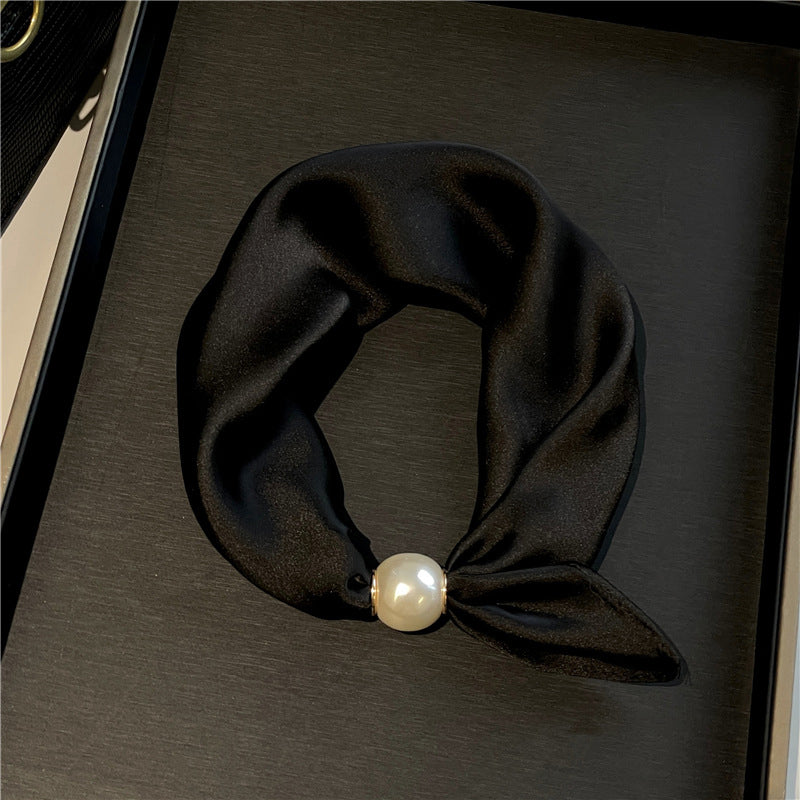 🤍 Magnetic scarf with a pearl – look elegant in seconds