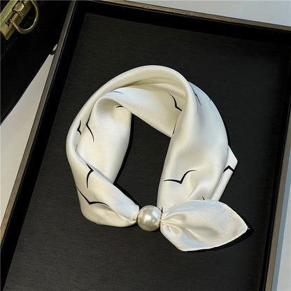 🤍 Magnetic scarf with a pearl – look elegant in seconds