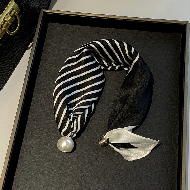 🤍 Magnetic scarf with a pearl – look elegant in seconds
