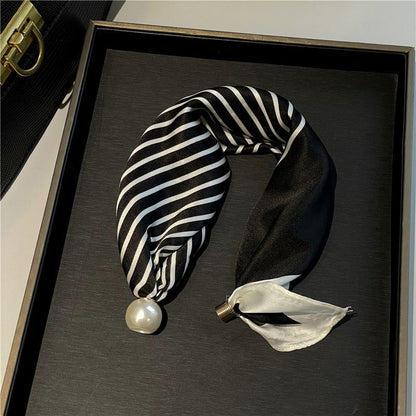 🤍 Magnetic scarf with a pearl – look elegant in seconds