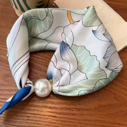 🤍 Magnetic scarf with a pearl – look elegant in seconds