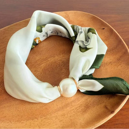 🤍 Magnetic scarf with a pearl – look elegant in seconds