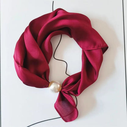 🤍 Magnetic scarf with a pearl – look elegant in seconds