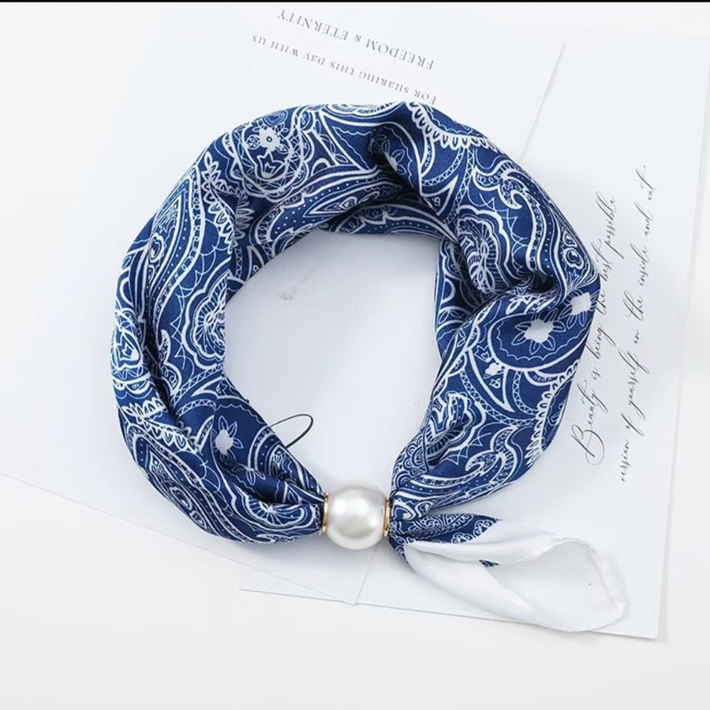 🤍 Magnetic scarf with a pearl – look elegant in seconds