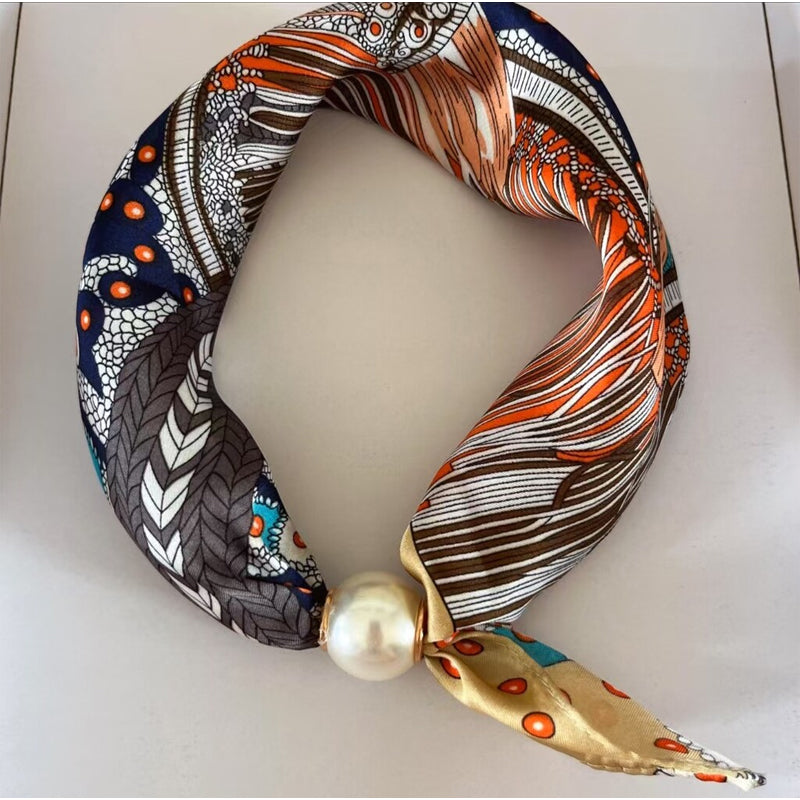 🤍 Magnetic scarf with a pearl – look elegant in seconds