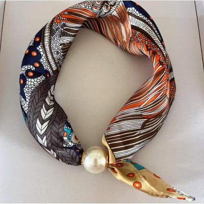 🤍 Magnetic scarf with a pearl – look elegant in seconds