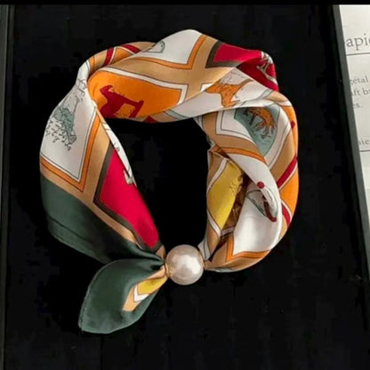 🤍 Magnetic scarf with a pearl – look elegant in seconds