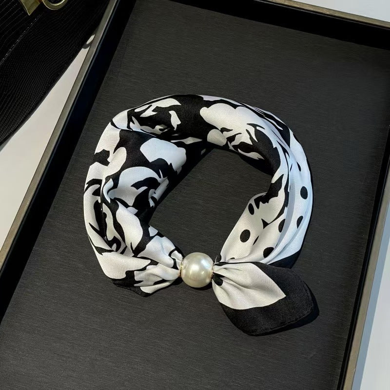 🤍 Magnetic scarf with a pearl – look elegant in seconds