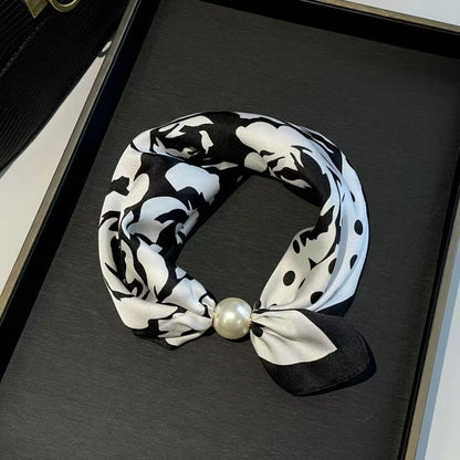 🤍 Magnetic scarf with a pearl – look elegant in seconds