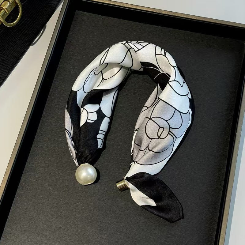 🤍 Magnetic scarf with a pearl – look elegant in seconds