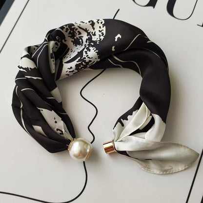 🤍 Magnetic scarf with a pearl – look elegant in seconds