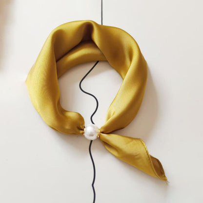 🤍 Magnetic scarf with a pearl – look elegant in seconds