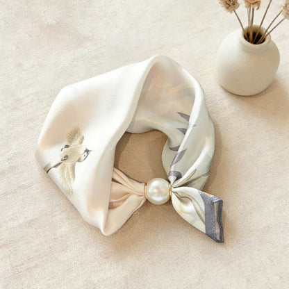 🤍 Magnetic scarf with a pearl – look elegant in seconds