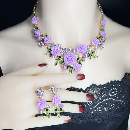 Emaljblomma med diamanter – Exklusiv pärlcollierset med kedja och örhängen