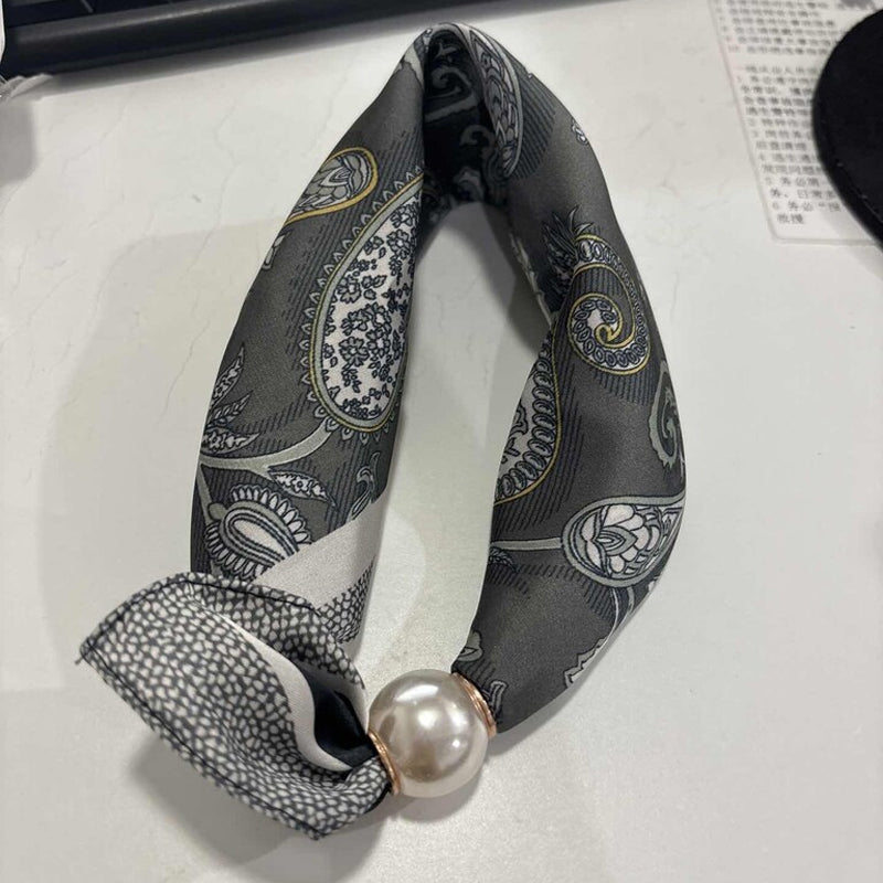 🤍 Magnetic scarf with a pearl – look elegant in seconds