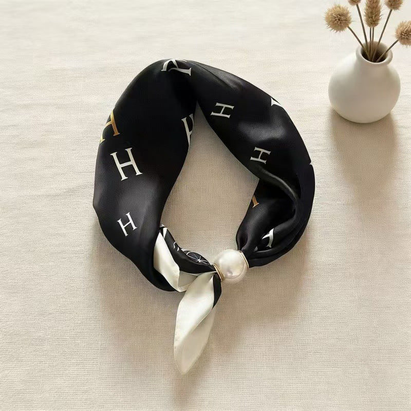 🤍 Magnetic scarf with a pearl – look elegant in seconds
