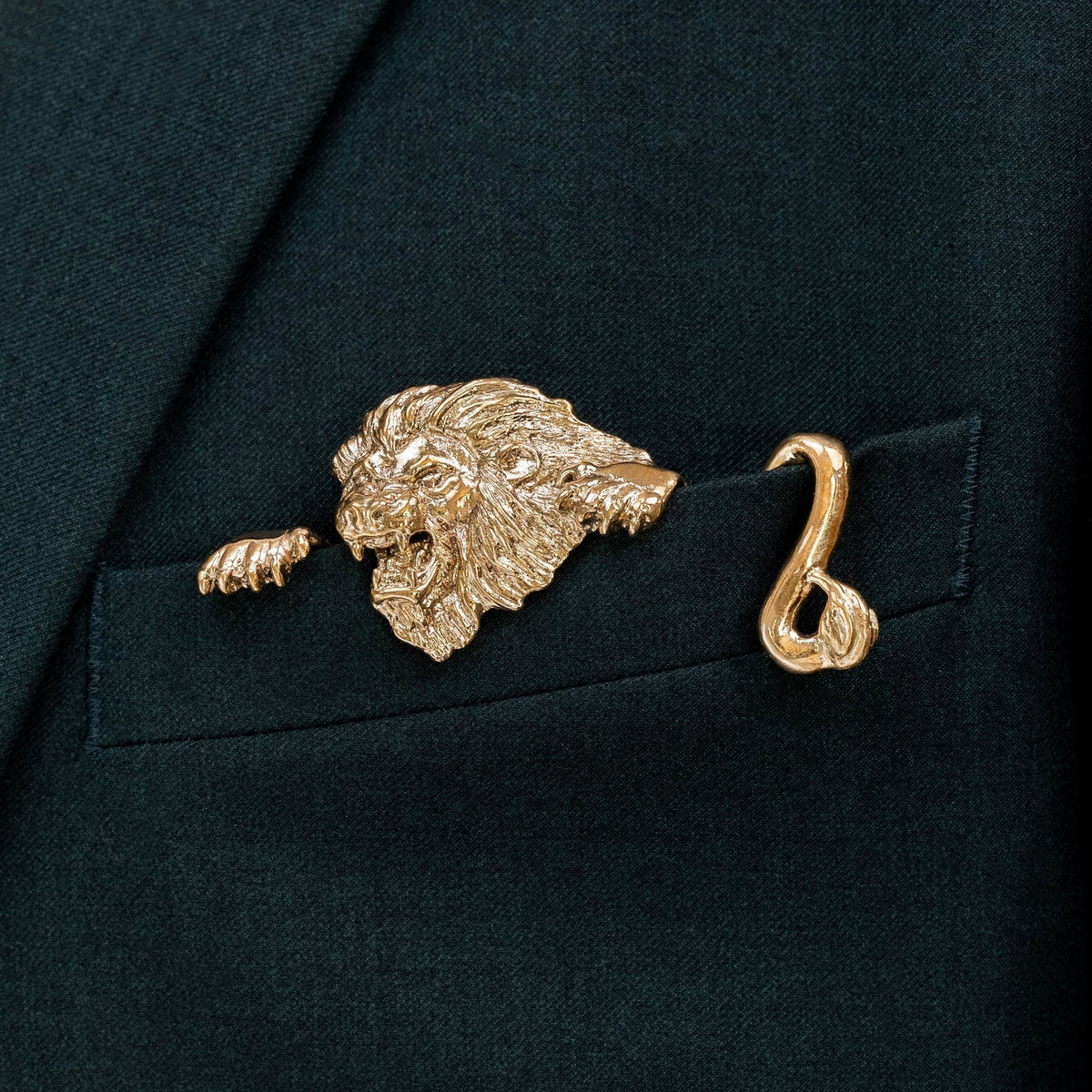 🐊✨ Skulpturel dyreformet metal-lommetørklæde