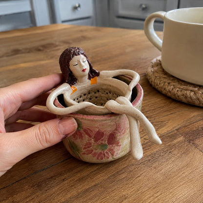 🔥Sidste dag: SPAR 50% - ☕🌿 Eventyrlig Siddende Te-Dame Keramisk Te-Sil Kollektion