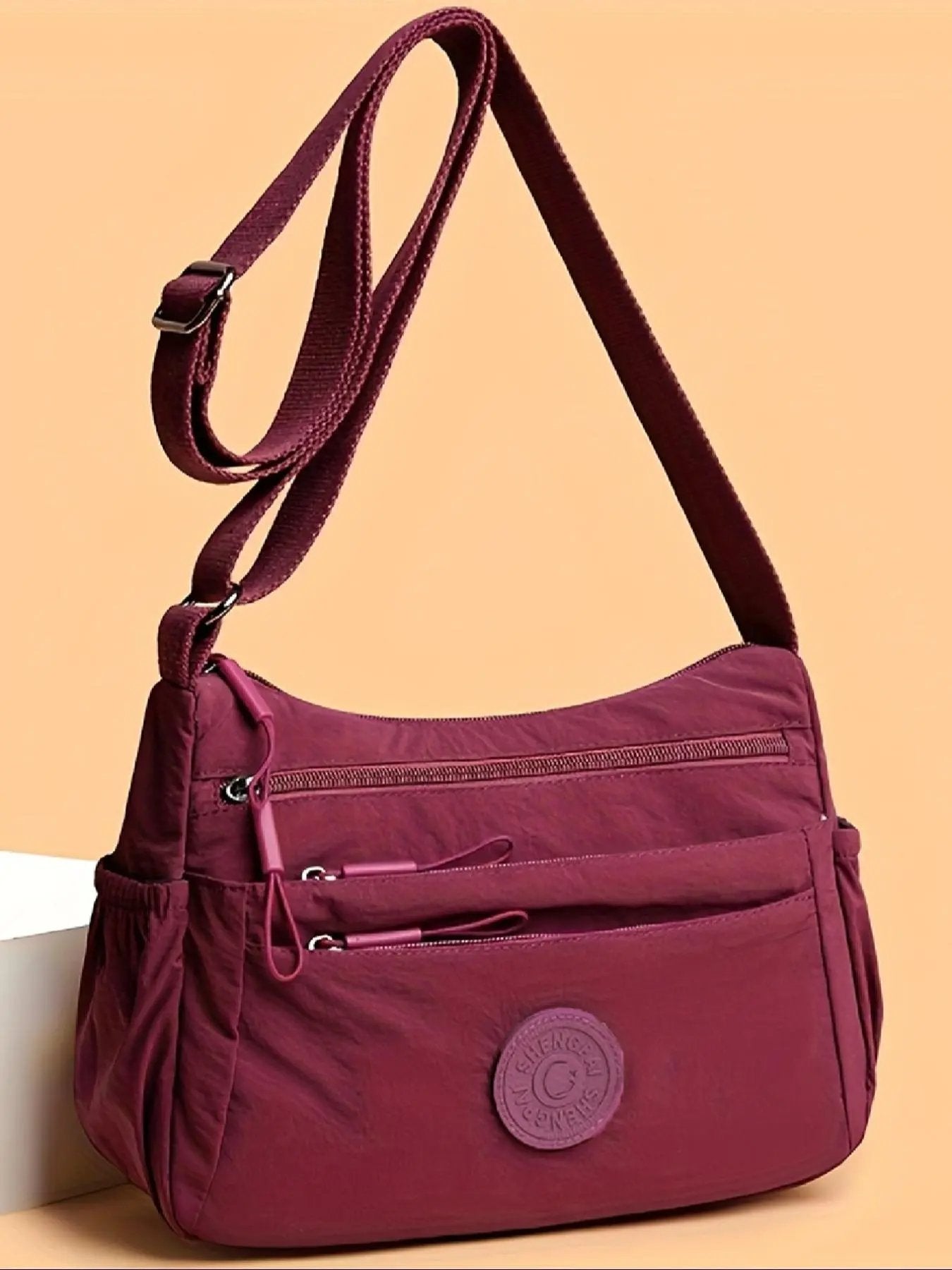 Hold orden på farten: Letvægts crossbody-taske med 5 smarte lynlåslommer ✨👜