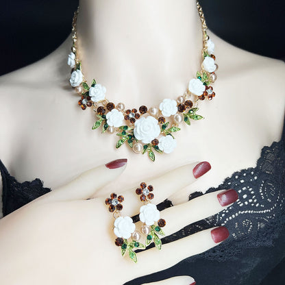 Emaljblomma med diamanter – Exklusiv pärlcollierset med kedja och örhängen