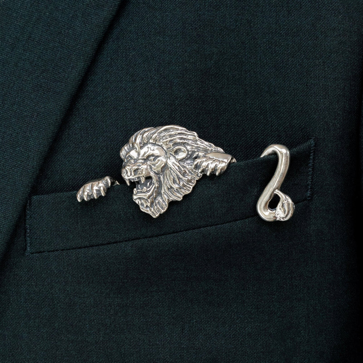 🐊✨ Skulpturel dyreformet metal-lommetørklæde