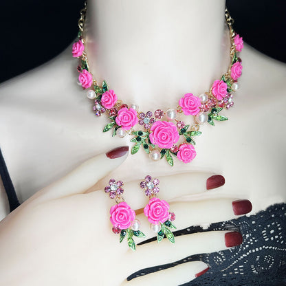 Emaljblomma med diamanter – Exklusiv pärlcollierset med kedja och örhängen