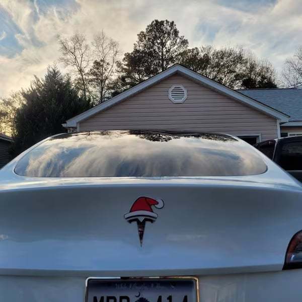 🎅🚗 Julehue til bilens emblem — Vandtæt, genanvendelig julepynt til ethvert bilmærke