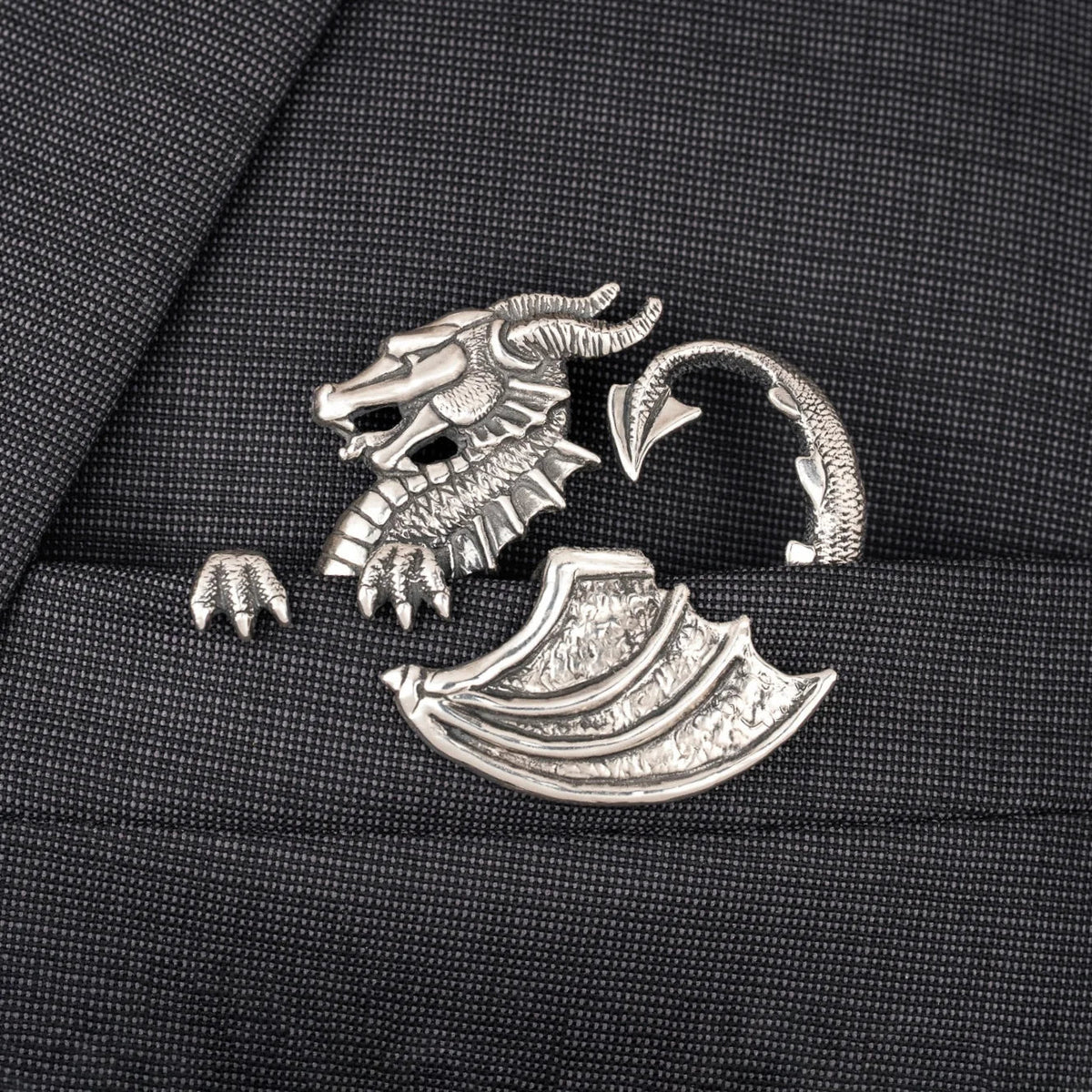 🐊✨ Skulpturel dyreformet metal-lommetørklæde