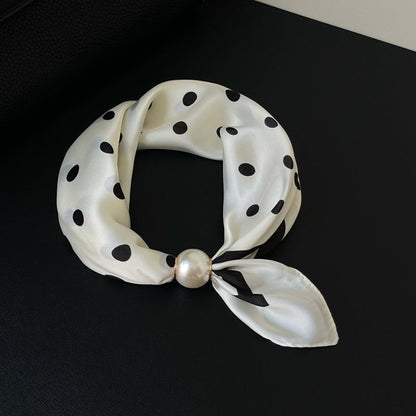 🤍 Magnetic scarf with a pearl – look elegant in seconds