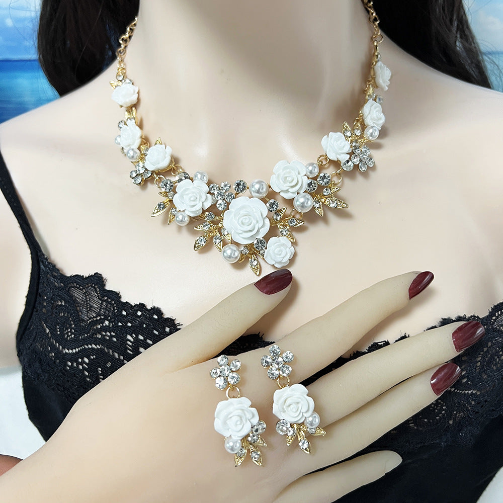 Emaljblomma med diamanter – Exklusiv pärlcollierset med kedja och örhängen