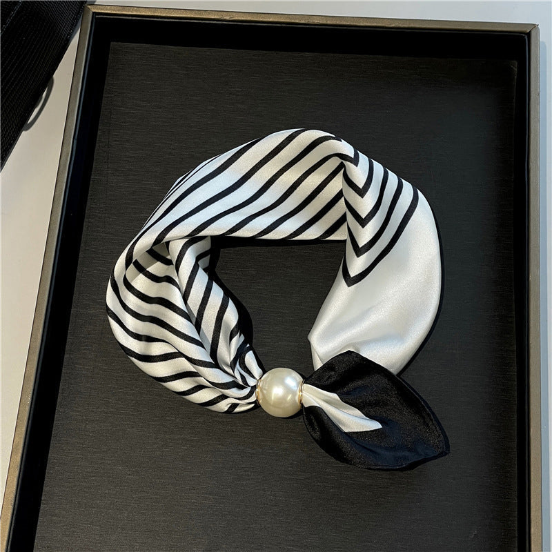 🤍 Magnetic scarf with a pearl – look elegant in seconds