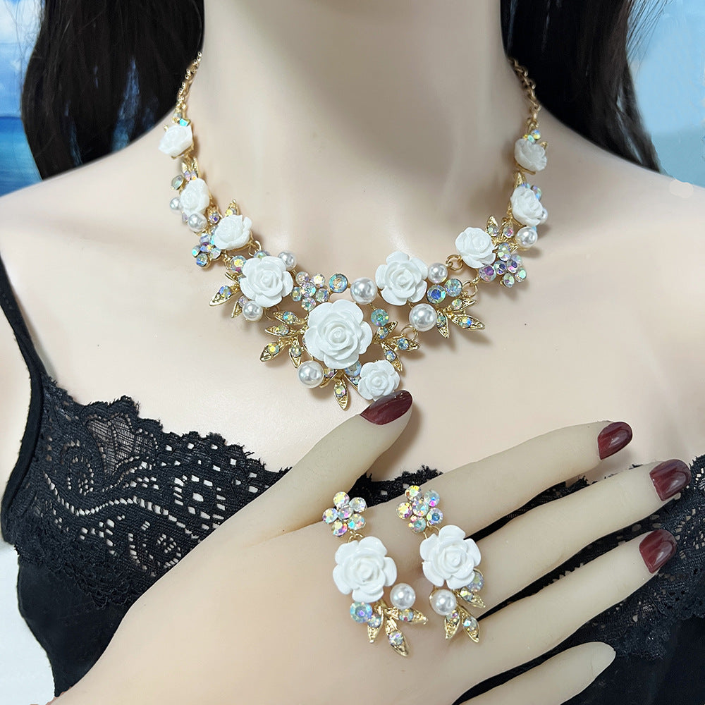 Emaljblomma med diamanter – Exklusiv pärlcollierset med kedja och örhängen