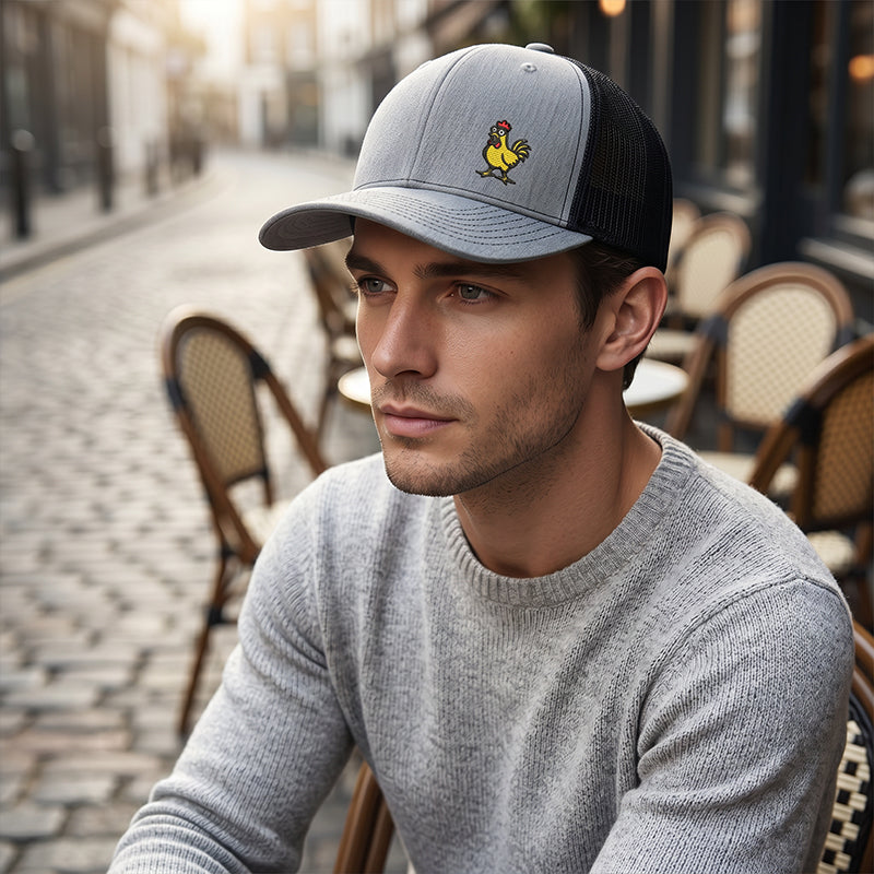 🧢 NYT -50% ALENNUS! ⏰ Nokkela brodeerattu kana-snapback-lippis – Puuvillaa ja säädettävä – Hauska design, täydellinen arkipäiviin tai lahjaksi – hengittävä ja mukava 🐔✨
